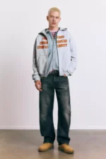 Sudadera capucha cremallera texto 4.webp