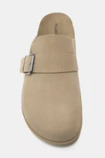 Zuecos de cuero con hebilla 3.webp